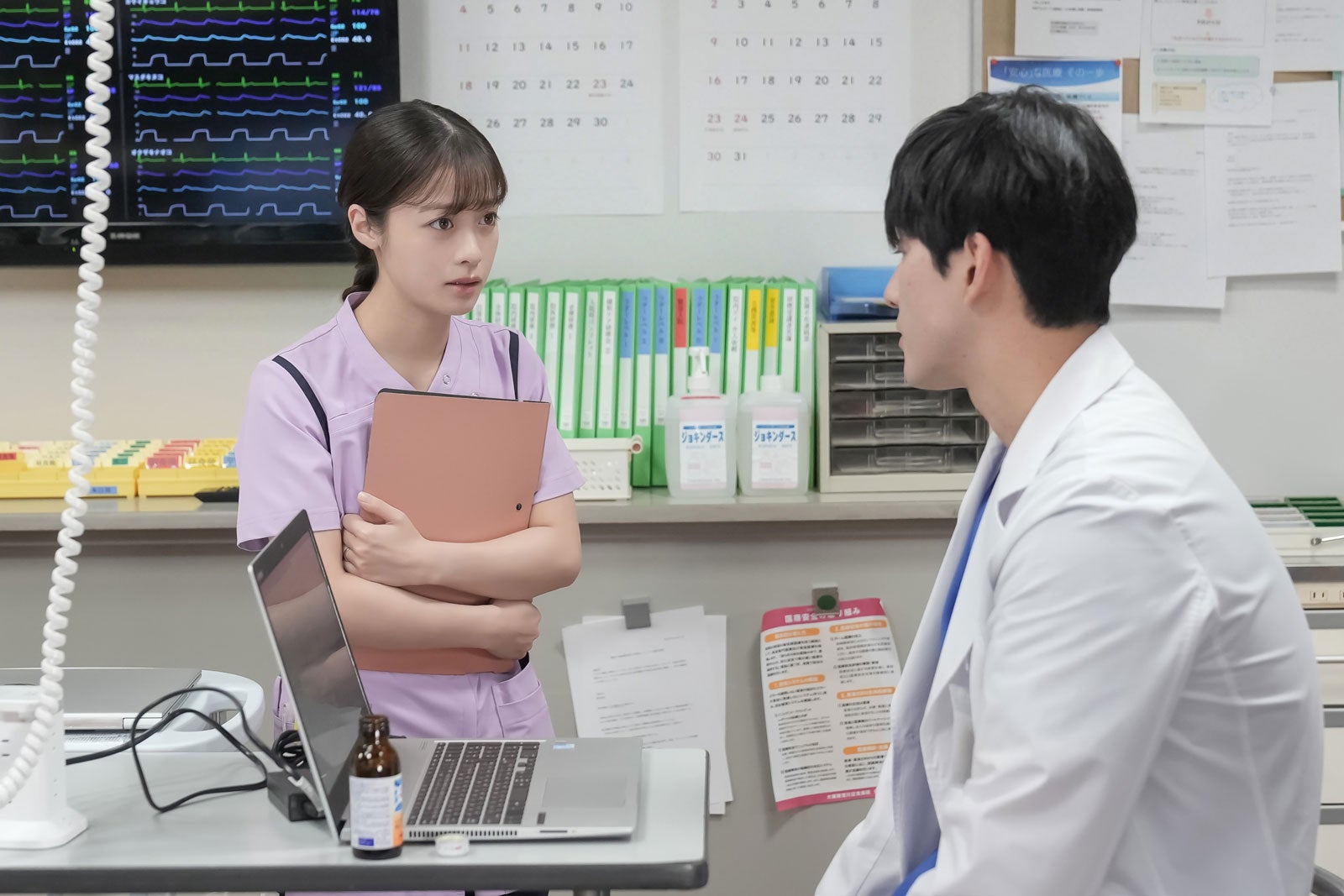 【おむすび 第97話あらすじ】翔也の母・幸子、孫の顔を見に神戸へ 結は胃薬を取り出す聖人を見つける