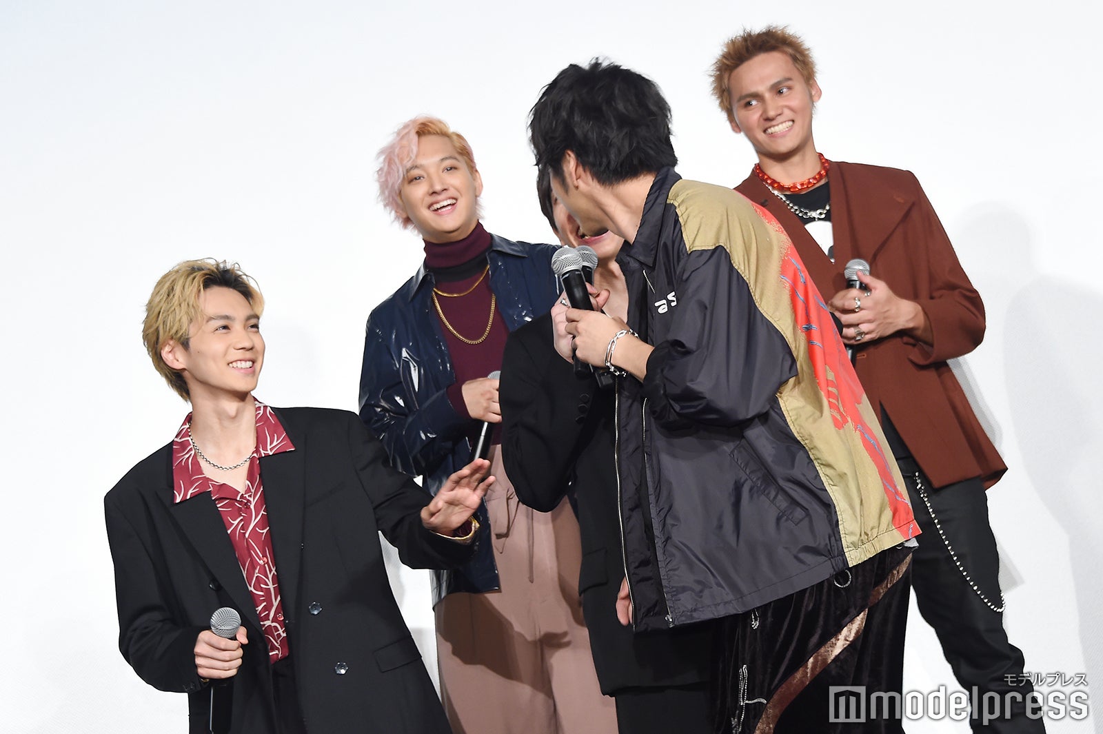 神尾楓珠の「お疲れさまです」を受け、「お疲れさまでした」と帰ろうとする山田裕貴（前）（C）モデルプレス