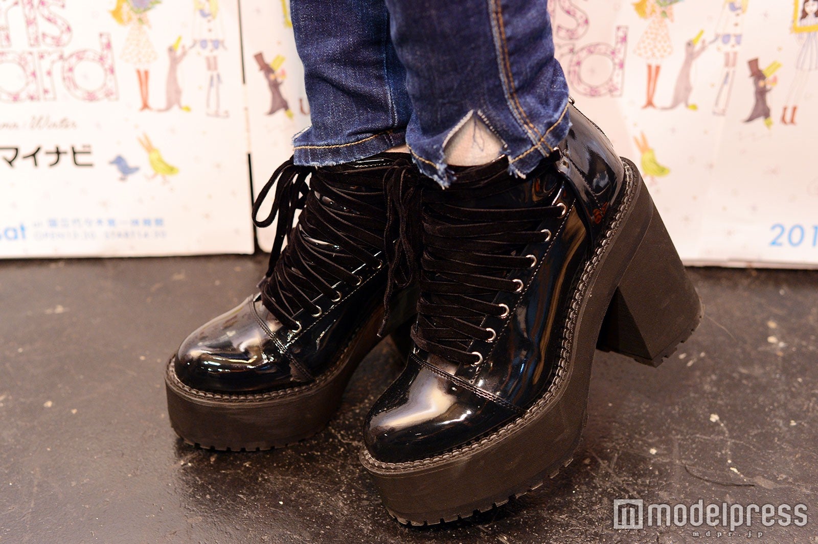 エナメルブーツで秋っぽさをプラス（C）モデルプレス