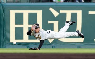 阪神 初回から拙守にため息、好守に歓声 福島が素手で止めにいく決死のプレーも後ろにそらして三塁打 森下はレーザービーム 福島は完璧送球も先制点許す