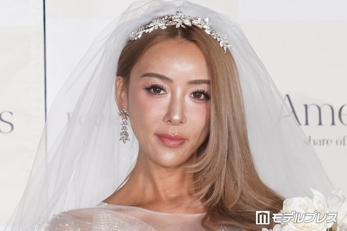 GENKING.、胸元大胆開きドレスで美バスト開放「リアルバービー」「スタイル良すぎ」と絶賛の声