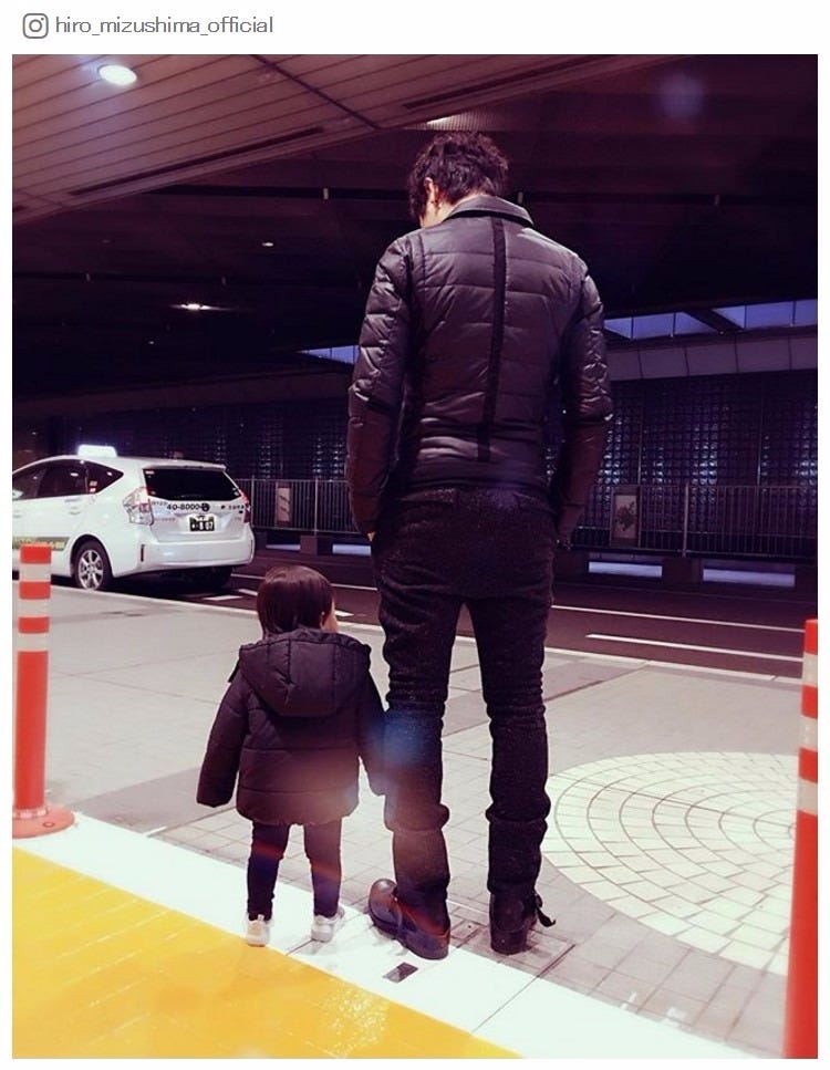 水嶋ヒロ 愛娘の涙の 初体験 を報告 愛のメッセージに反響 モデルプレス 水嶋ヒロ 愛娘の涙の 初体験 を報告 愛のメッセージに反響 モデルプレス