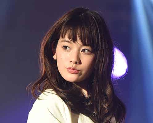 筧美和子“甘辛MIXスタイル”でキュートな笑顔振りまきランウェイ