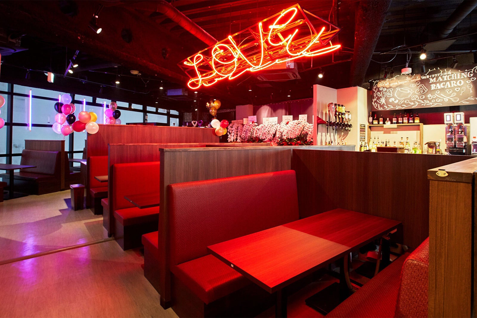「マッチングバーカロ」店内風景／画像提供：アイ・クオリティー