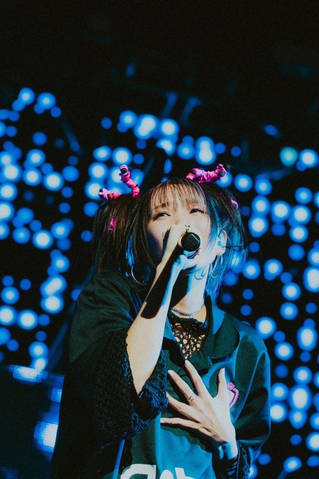 YOASOBI（C）photo by Kato Shumpei