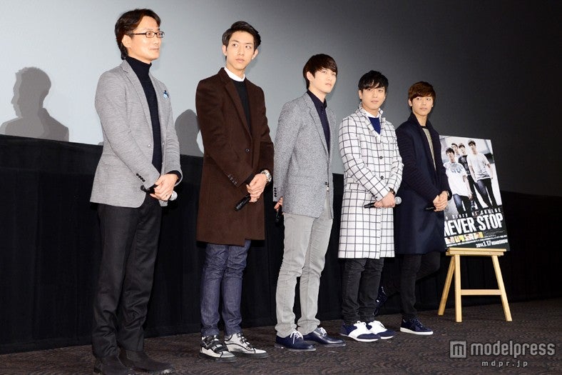 （左から）田容承監督、ジョンシン、ジョンヒョン、ヨンファ、ミンヒョク