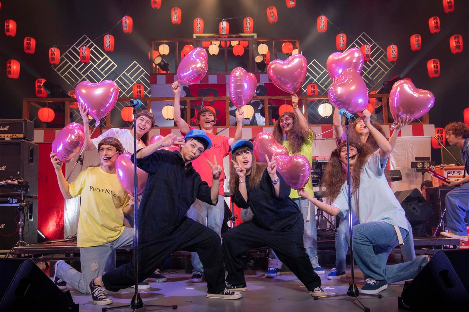 PUFFYと超特急（写真：米山三郎、深野輝美、冨田望）