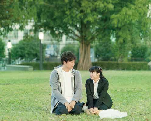 香取慎吾&岸井ゆきの、初々しさ感じる仲睦まじい姿 クセ者が集合した場面写真一挙解禁<犬も食わねどチャーリーは笑う>