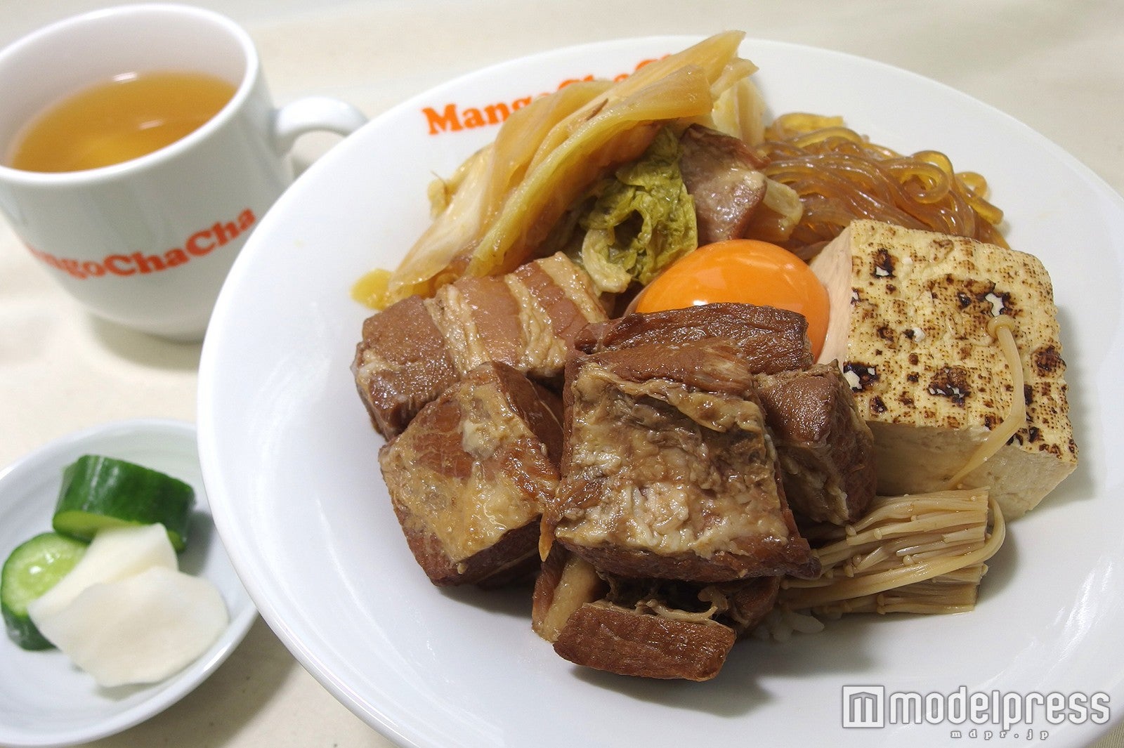 「ランチ限定　ボリュームたっぷり豚角煮丼」980円（税込）／画像提供：セドナグローバル