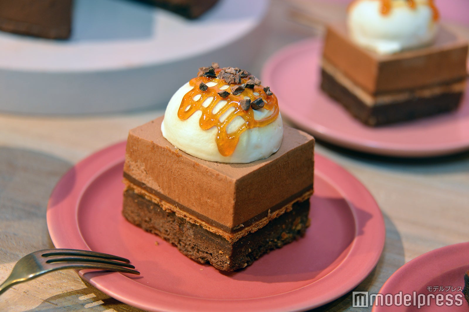 ふんわりホイップ＆パイ入りチョコレートムースケーキ¥520（C）モデルプレス