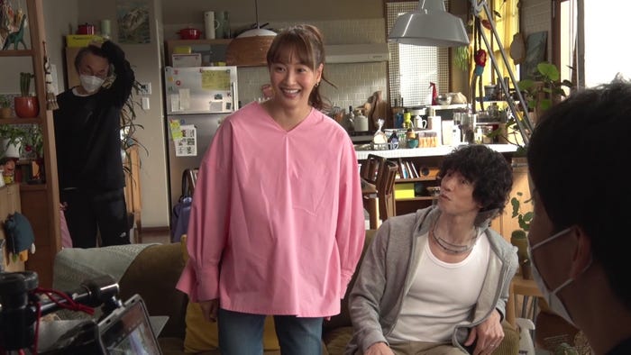 庄司智春、藤本美貴/新TVCM「スマホいつ持たせるか問題」篇メイキングより(提供写真)