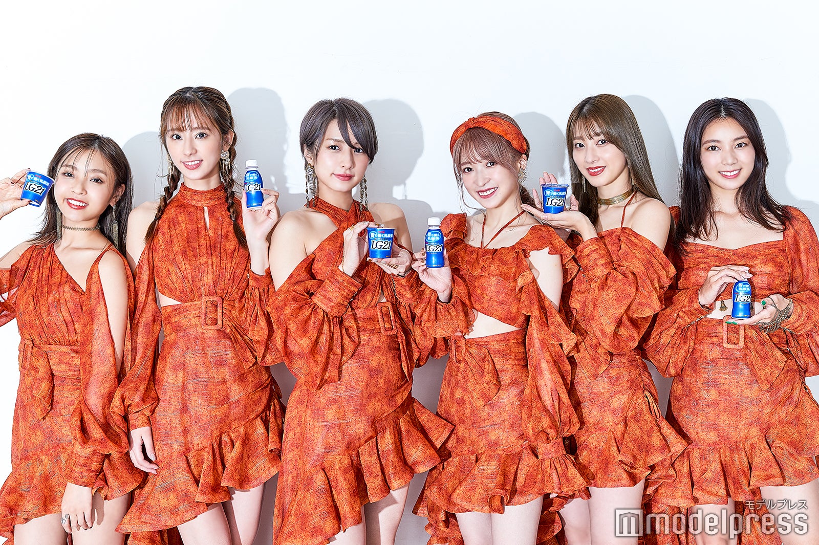 （左から）桜子、まえだゆう、湊あかね、沢口けいこ、水野まい、村上瑠美奈 （C）モデルプレス