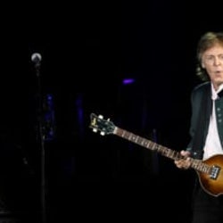ポール・マッカートニー77歳、50周年のグラストンベリーでヘッドライナーに