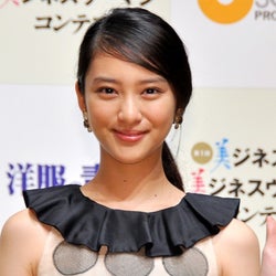 武井咲、ミニワンピで美脚披露 特別審査員抜擢に「辛口」宣言