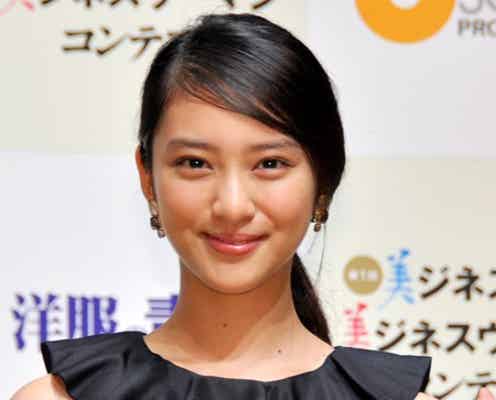 武井咲、ミニワンピで美脚披露 特別審査員抜擢に「辛口」宣言