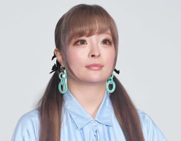 「これは泣く、可愛すぎる」きゃりーぱみゅぱみゅ 1歳我が子がライブで手叩き踊る姿「尊すぎて泣いちゃう」と反響