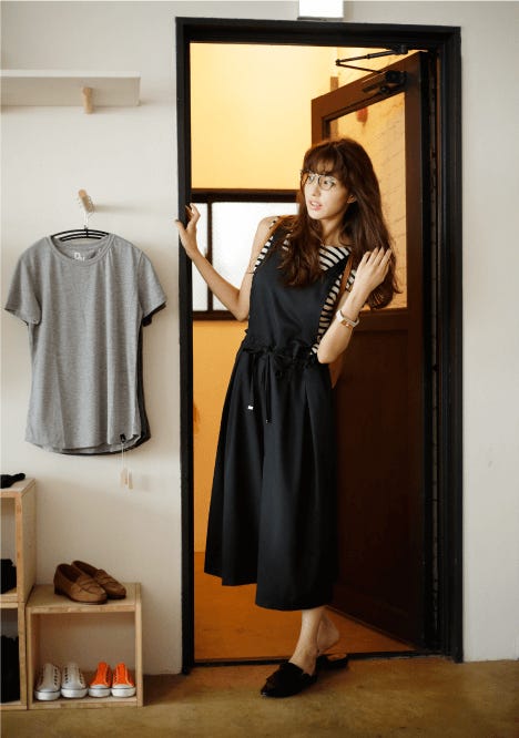 ボーダータンクトップ¥4,900/SPIRALGIRL サロペットガウチョ¥4,990/earth music&ecology(earth music&ecology red store新宿) メガネ¥9,900/JINS レザーリュック¥8,300/SMIR NASLI レザーバングル¥9,000/ELLA AMIW(AMIW 新宿ルミネ1) スリッパサンダル¥4,629/H&M(H&Mカスタマーサービス)(C)TOPLOG