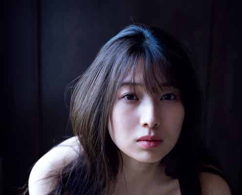 NMB48安部若菜、セクシーショットで美谷間チラリ