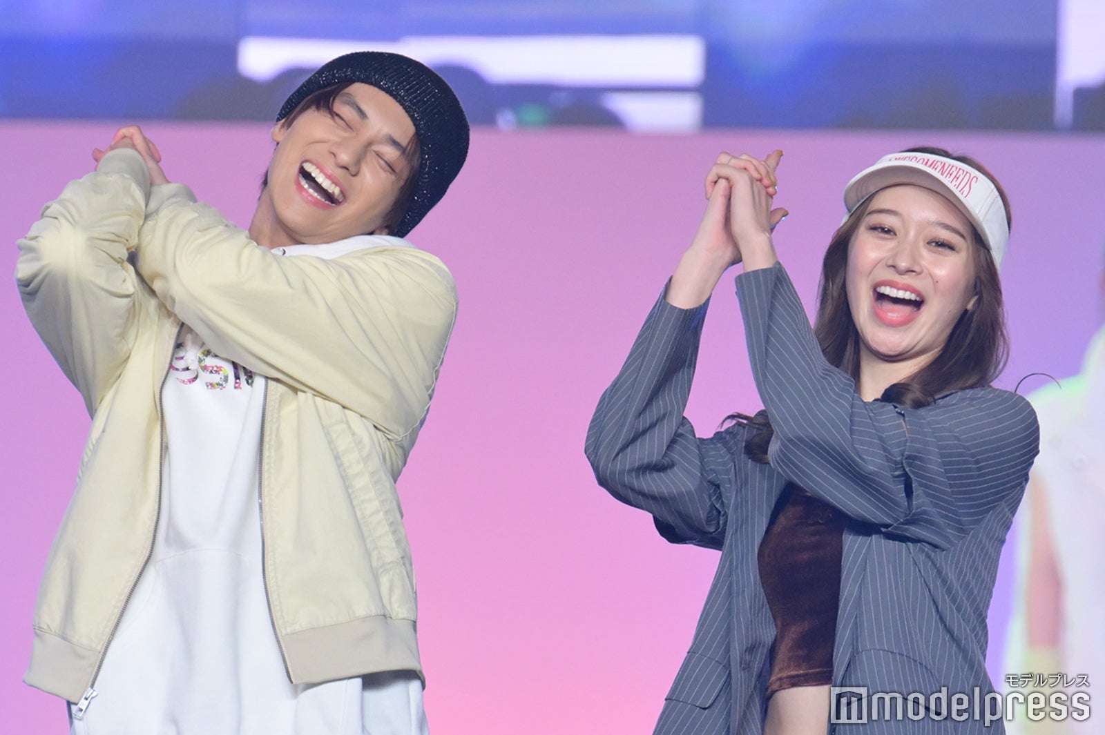 田鍋梨々花＆山下幸輝、仲良く決めポーズ「最高の教師」生徒役ペアランウェイに黄色い歓声＜Seventeen夏の学園祭2023＞