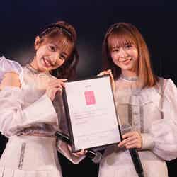 （左から）向井地美音、倉野尾成美「AKB48劇場大晦日公演～年忘れアイドルの歌2023～」（C）AKB48