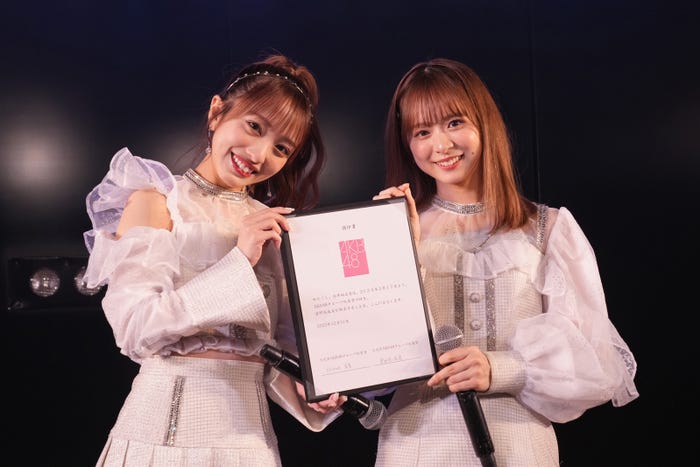 (左から)向井地美音、倉野尾成美「AKB48劇場大晦日公演~年忘れアイドルの歌2023~」(C)AKB48
