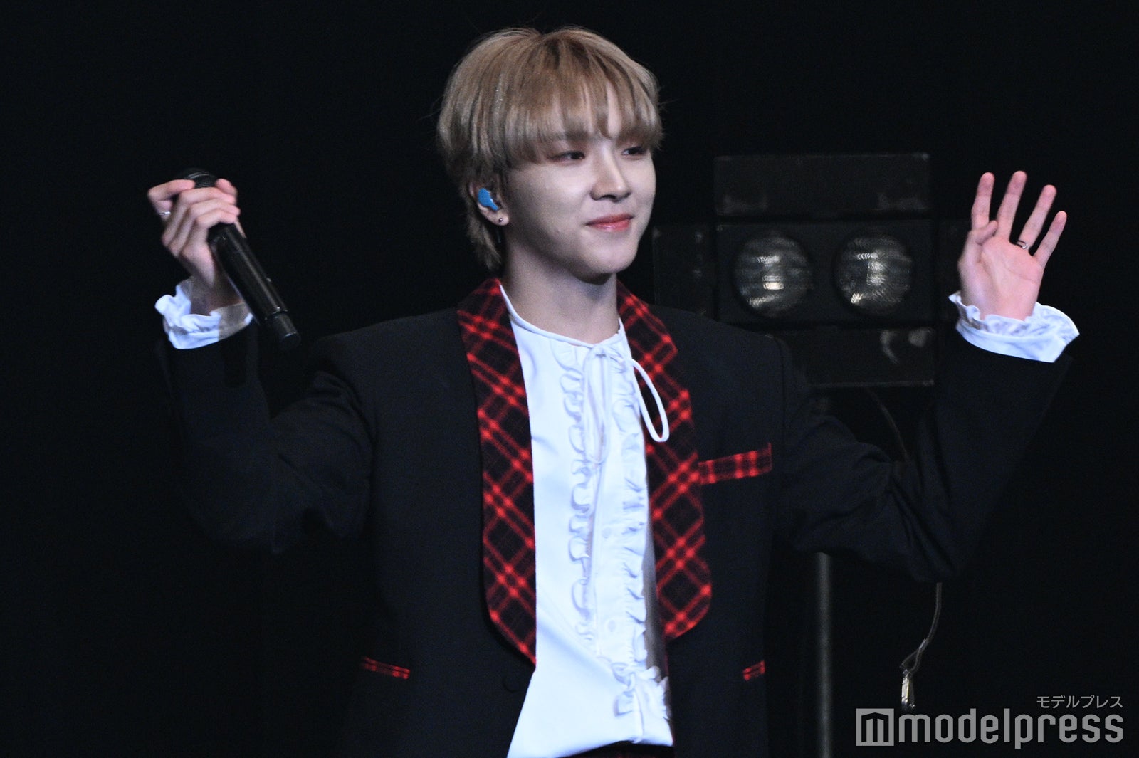 手を振るWOONHAK（ウンハク）（C）モデルプレス