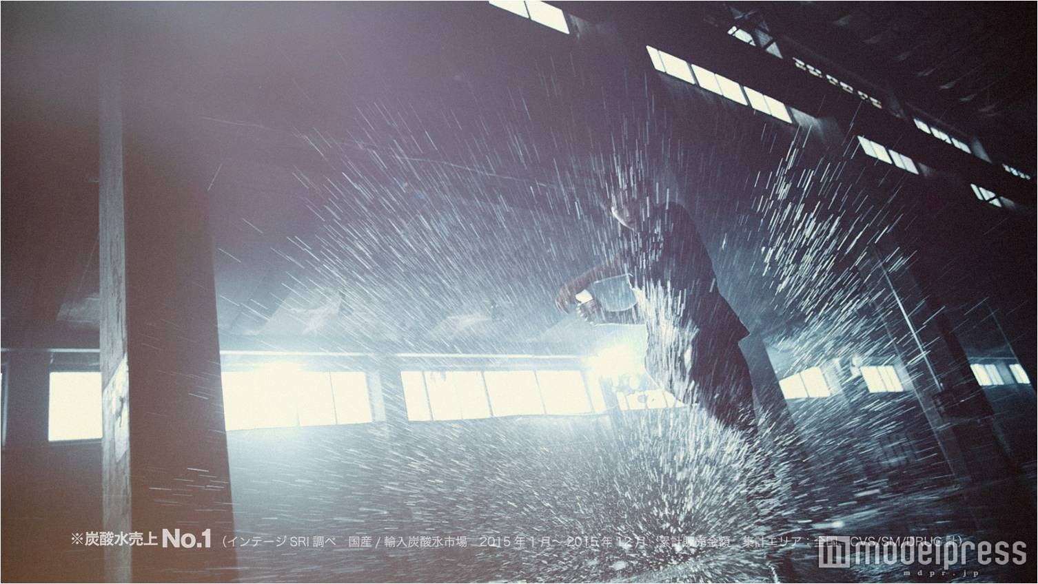 ディーン・フジオカ、思い切り水を蹴り上げる！