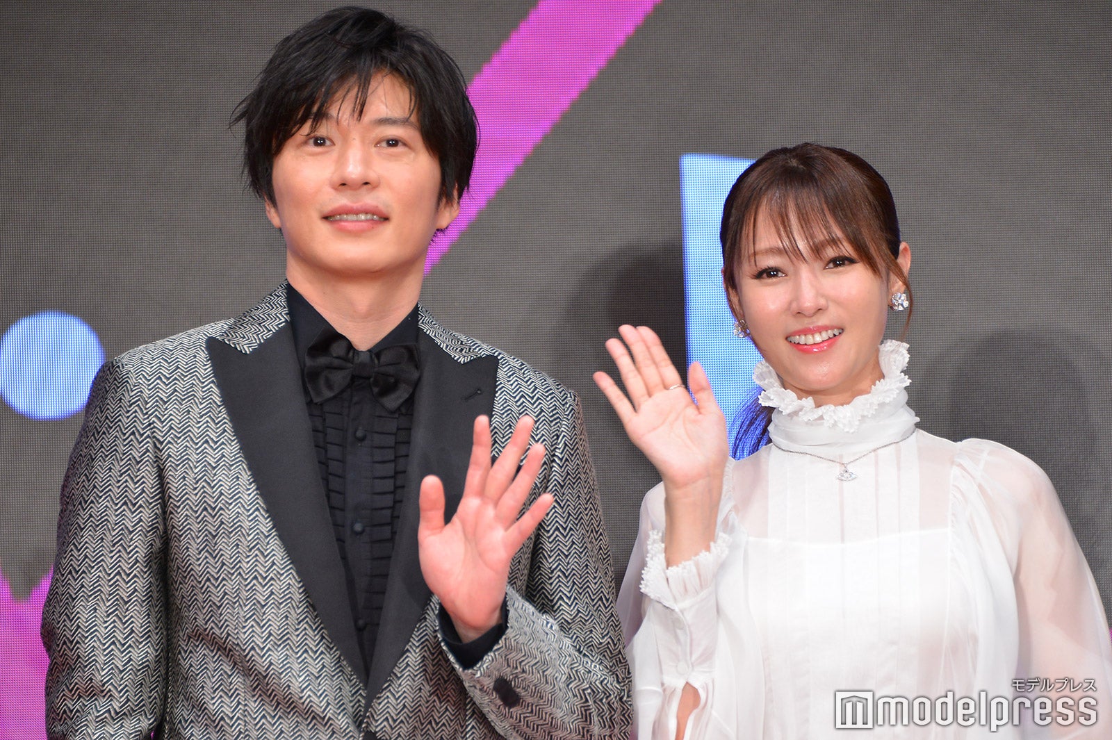 夫婦役を演じた田中圭、深田恭子（C）モデルプレス