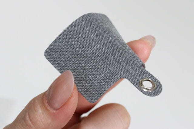 ダイソー　スマホストラップホルダー（2個、四角形）　素材感