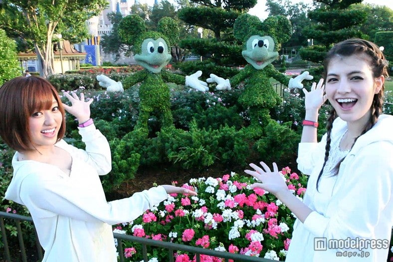 夢の王国を遊びつくす（左から）菊地亜美、マギー(c)Disney