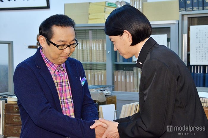 握手を交わす菅田将暉(右)とさだまさし(左)
