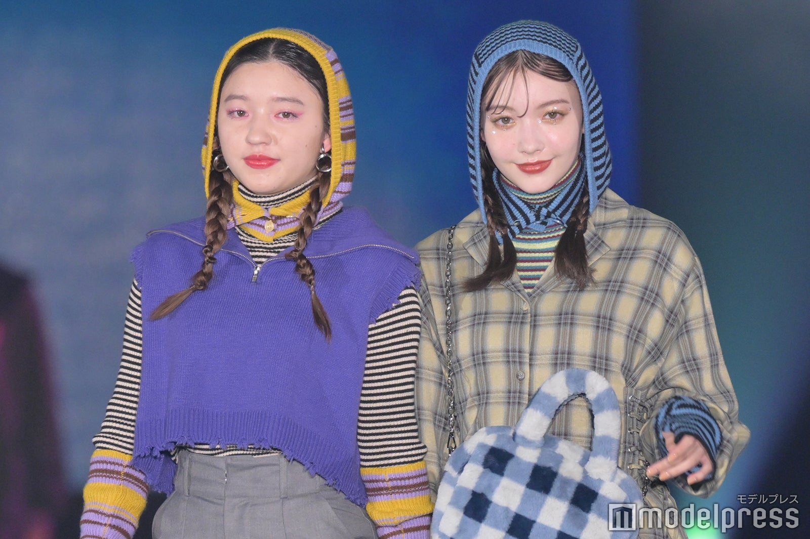 美人モデル姉妹・雑賀カアネ＆サクラ、手を繋いで登場 フード被ったお揃いスタイル＜GirlsAward 2022 A／W＞