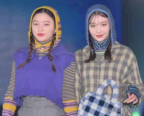 美人モデル姉妹・雑賀カアネ&サクラ、手を繋いで登場 フード被ったお揃いスタイル<GirlsAward 2022 A/W>