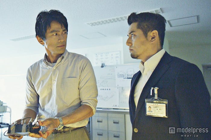 緊迫感の張り詰めた劇場カット(左から)江口洋介、本木雅弘(C)2015「天空の蜂」製作委員会