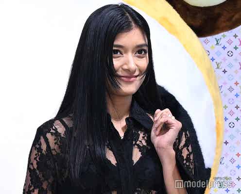 LA在住ローラ、日本での新たな挑戦に意欲 透けレースシャツ×ミニスカで素肌輝く【LOUIS VUITTON×MURAKAMI】