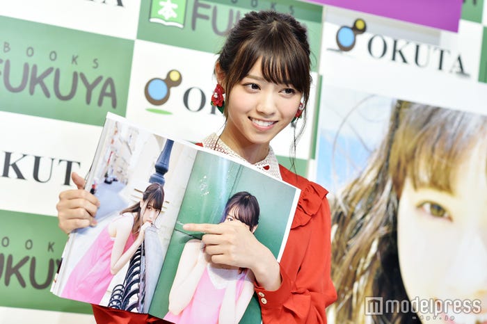 お気に入りカットを指差す西野七瀬(C)モデルプレス