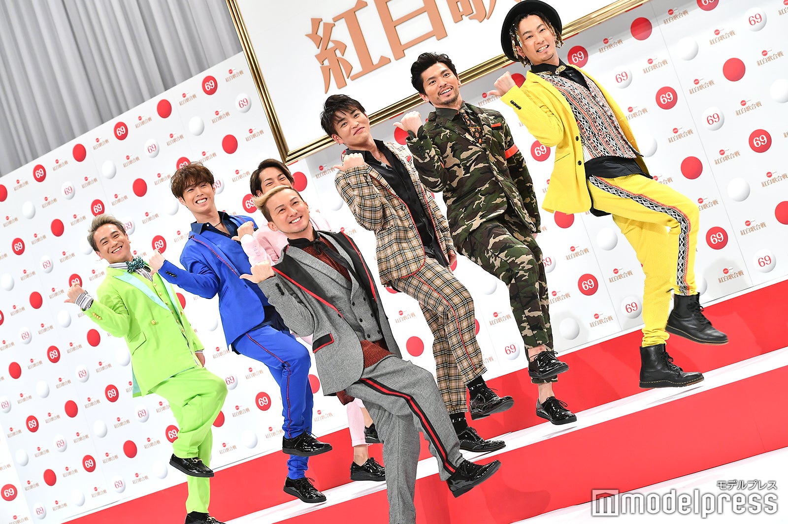 DA PUMP（前中央）ISSA（後列左から）KIMI、YORI、DAICHI、KENZO、U-YEAH、TOMO（C）モデルプレス