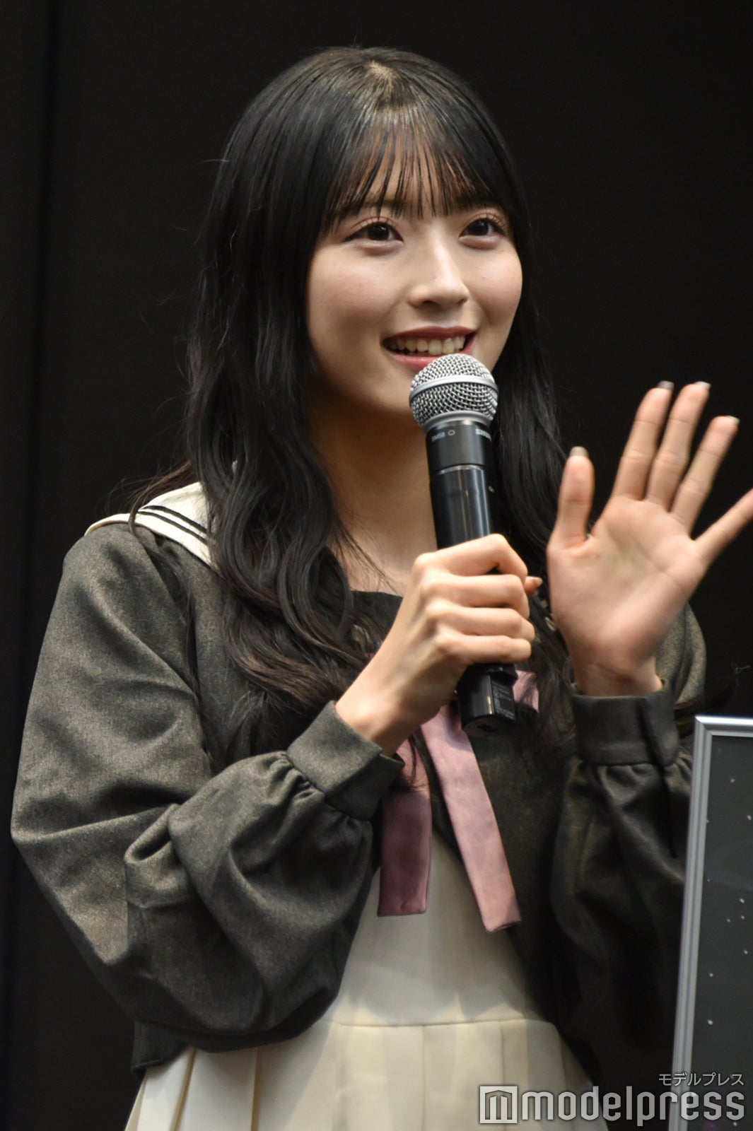 ナナナに手を振る佐藤綺星（C）モデルプレス