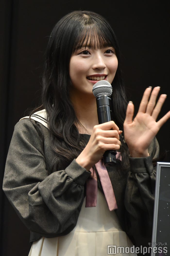 ナナナに手を振る佐藤綺星(C)モデルプレス
