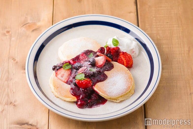 ベリーベリーパンケーキ　1,058円（税込）／画像提供：エスエルディー