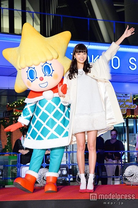 新川優愛（右）