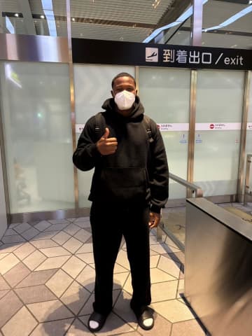 阪神 育成右腕のマルティネスが母国・ドミニカ共和国から再来日「今年はチームに貢献できるように」