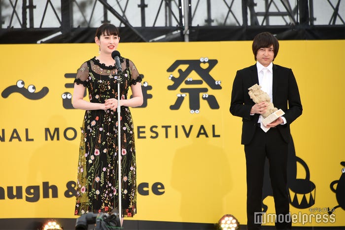 早見あかり、有田駿介監督(C)モデルプレス