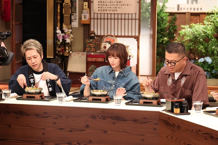 二宮和也、佐藤栞里、長谷川忍(C)フジテレビ