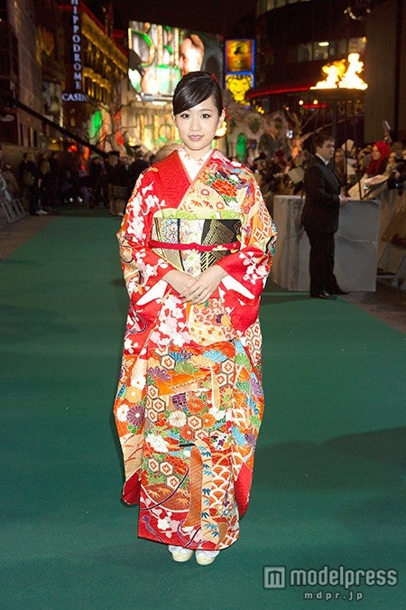 真っ赤な晴れ着姿を披露／前田敦子