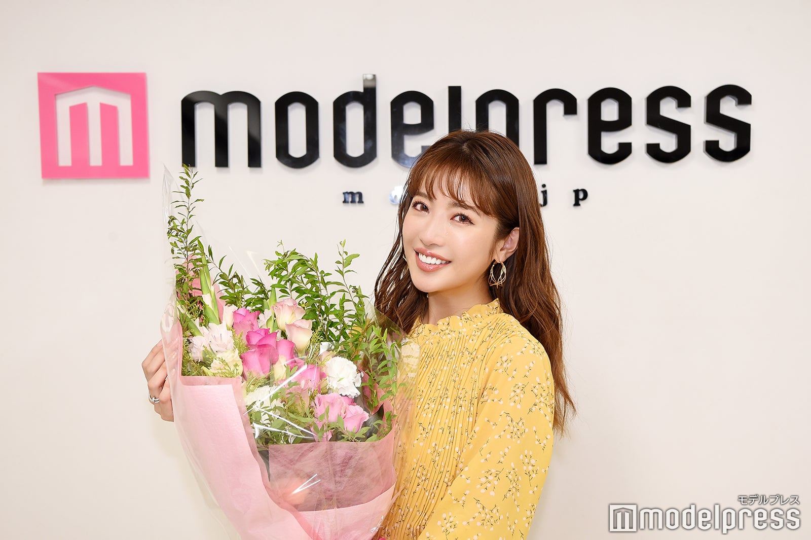 くみっきー／モデルプレス編集部からサプライズで花束をプレゼント（C）モデルプレス