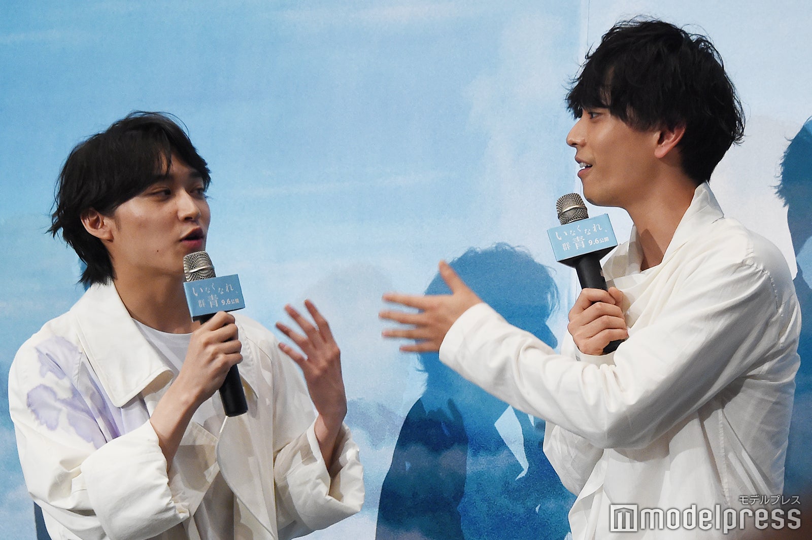 お互いの役柄と性格について話す松岡広大（左）、黒羽麻璃央（右） （C）モデルプレス