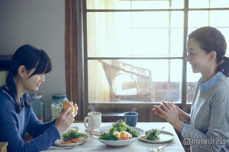 橋本愛、桐島かれん（C）「リトル・フォレスト」製作委員会