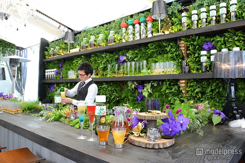 鮮やかな生花とシャンデリアの装飾がゴージャスなバーカウンター