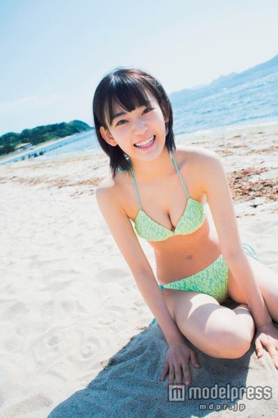 HKT48宮脇咲良、キュートな水着＆制服姿でみずみずしい“さくら”満開（C）桑島智輝／集英社【モデルプレス】
